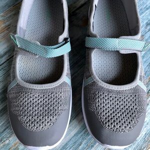 L.L.Bean size 9.5 Slip on shoes